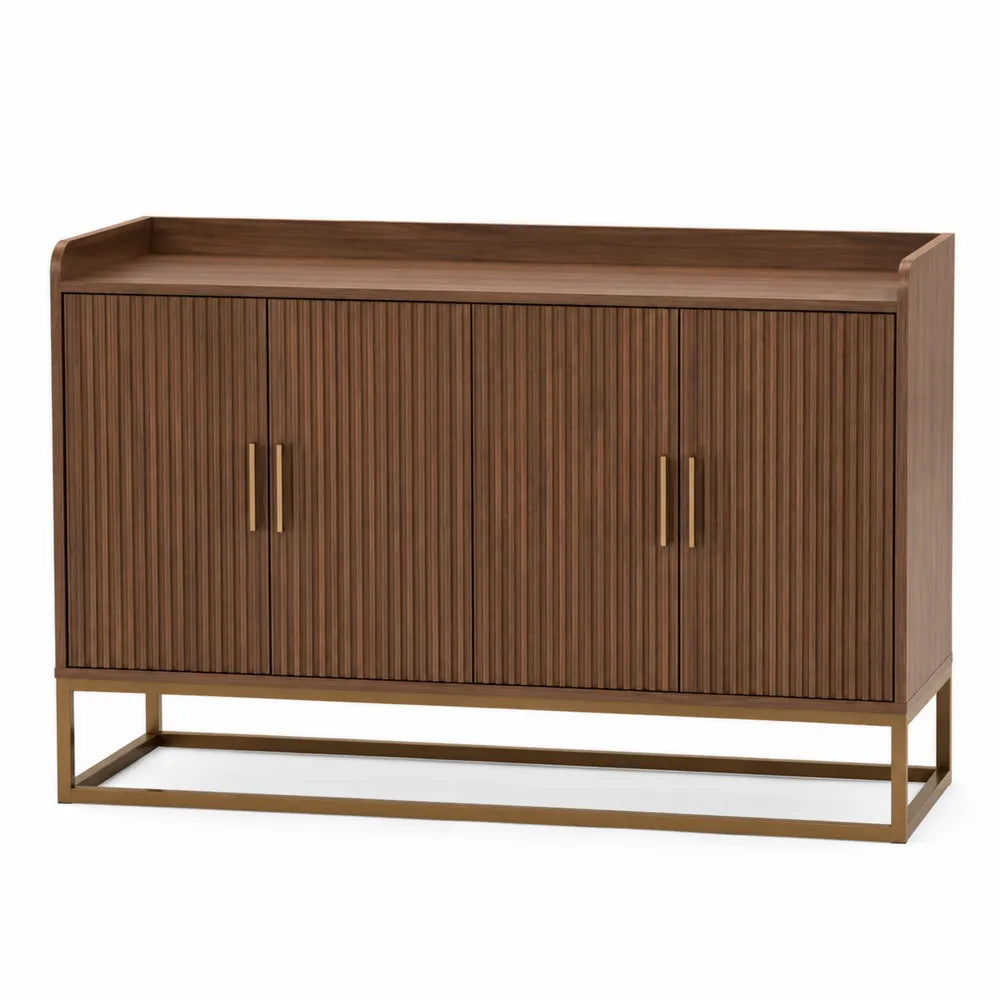 Credenza buffet rettangolare in pannello truciolare effetto noce con 4 ante scanalate base in acciaio oro e bordo rialzato 160 x 40 x 80 cm
